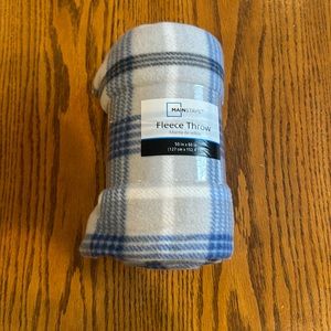 NWT Fleece Throw Blanket